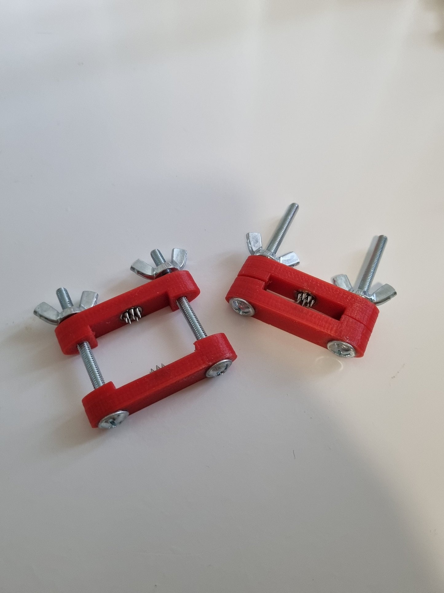 Nipple clamp press with spikes
