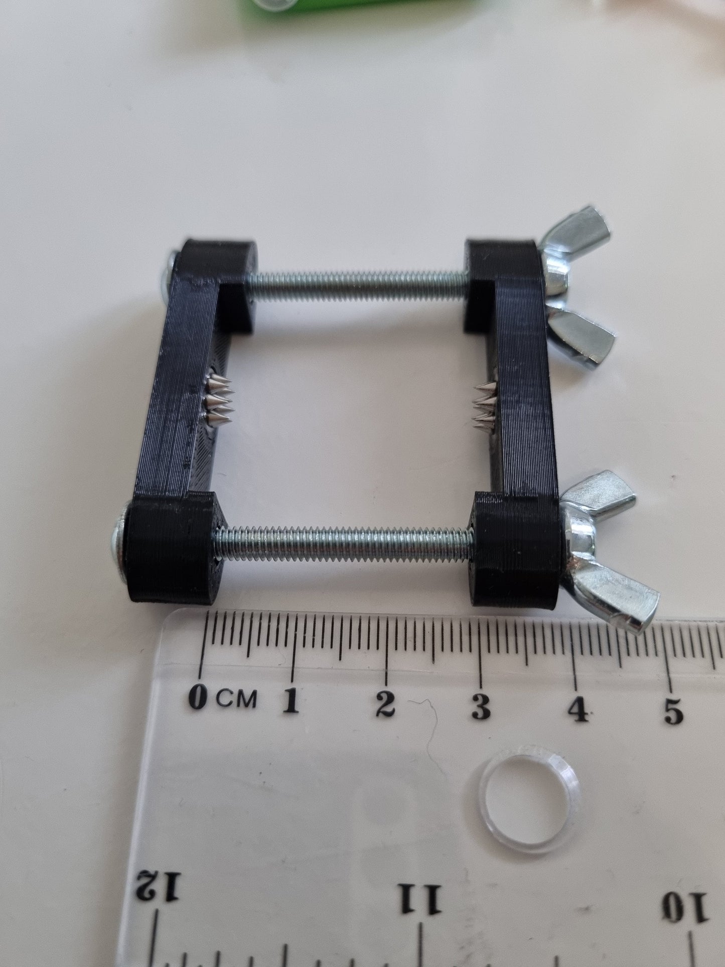 Nipple clamp press with spikes